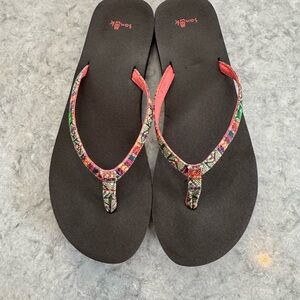 EUC Sanuk Colorful Aztec Patterned Strap Sandals with Brown Base